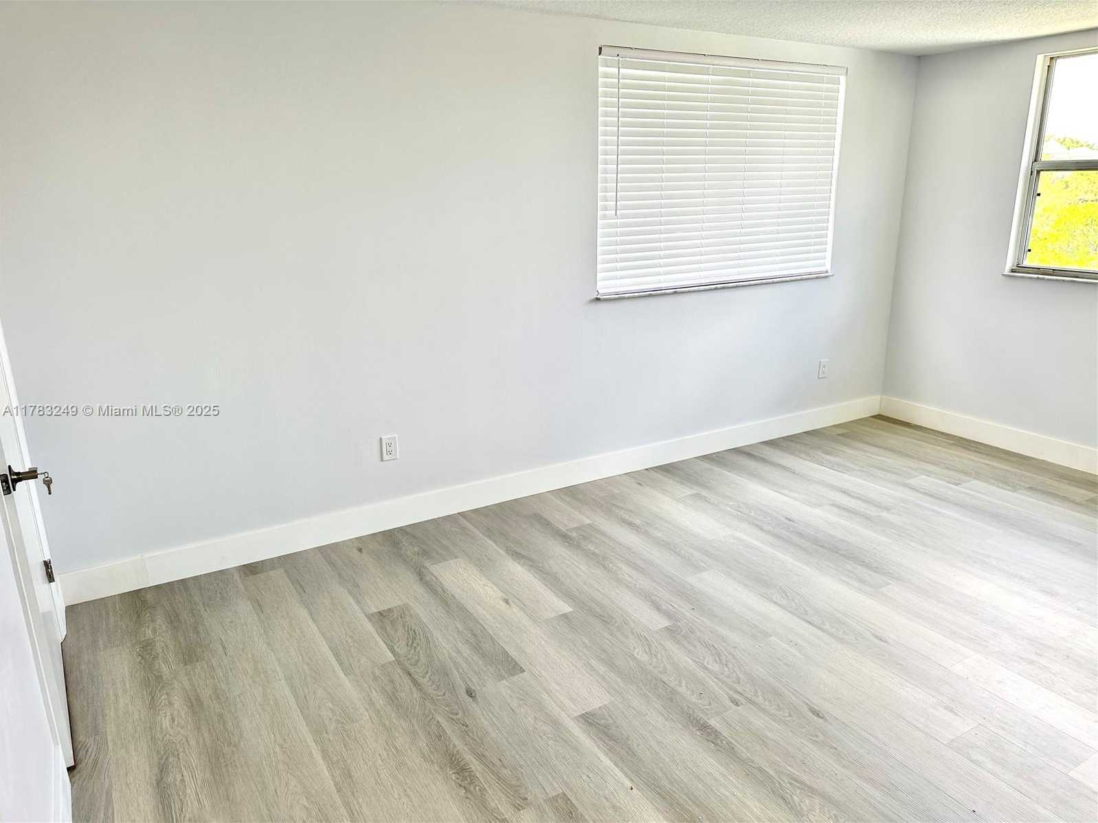 Small Image of 8373 LAKE DR #502, Doral Number 17