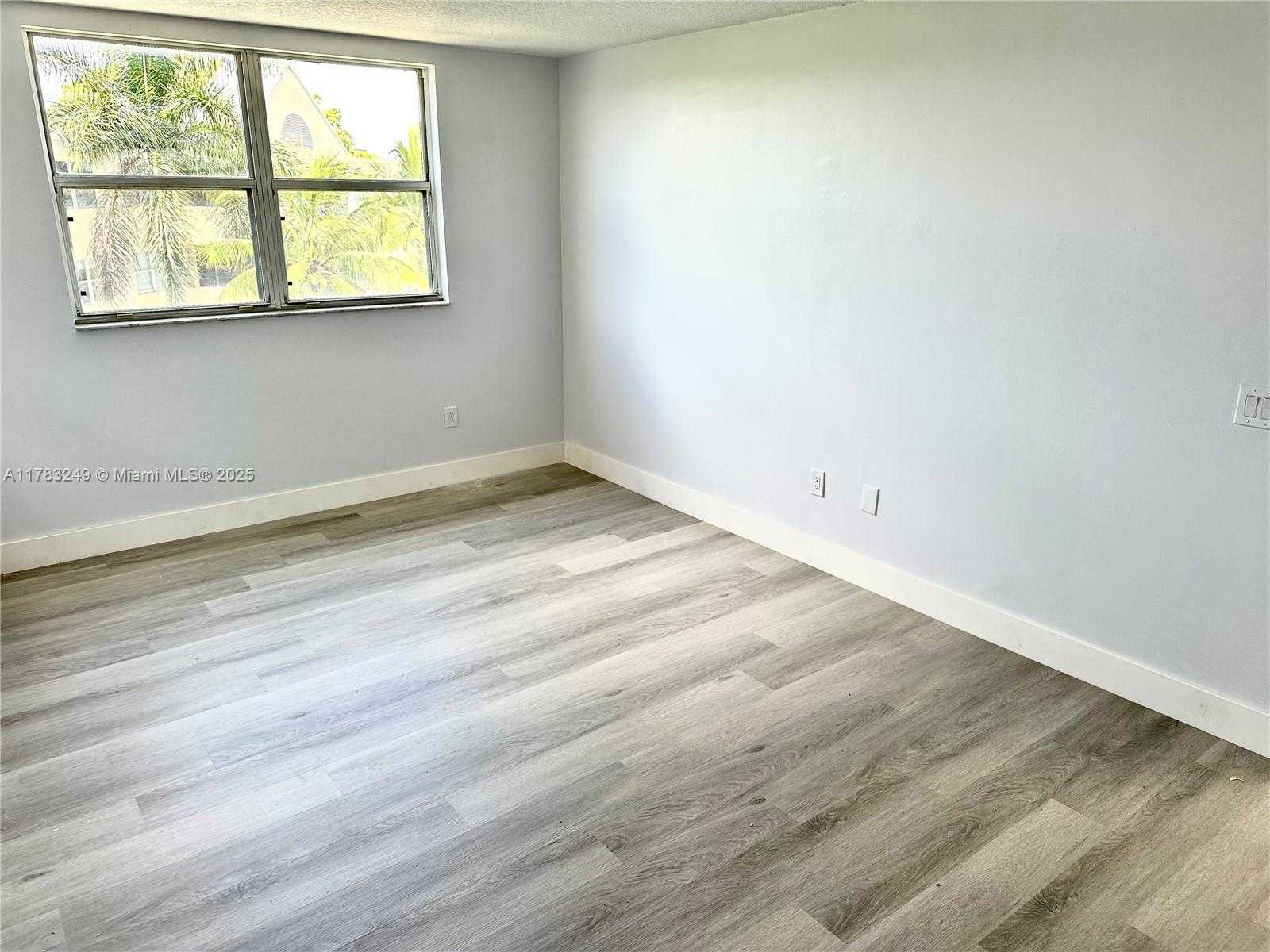 Small Image of 8373 LAKE DR #502, Doral Number 18