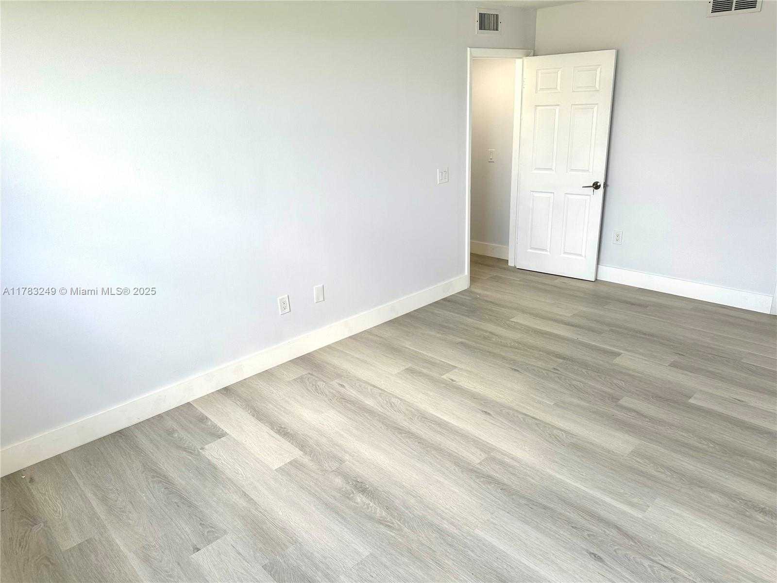Small Image of 8373 LAKE DR #502, Doral Number 19