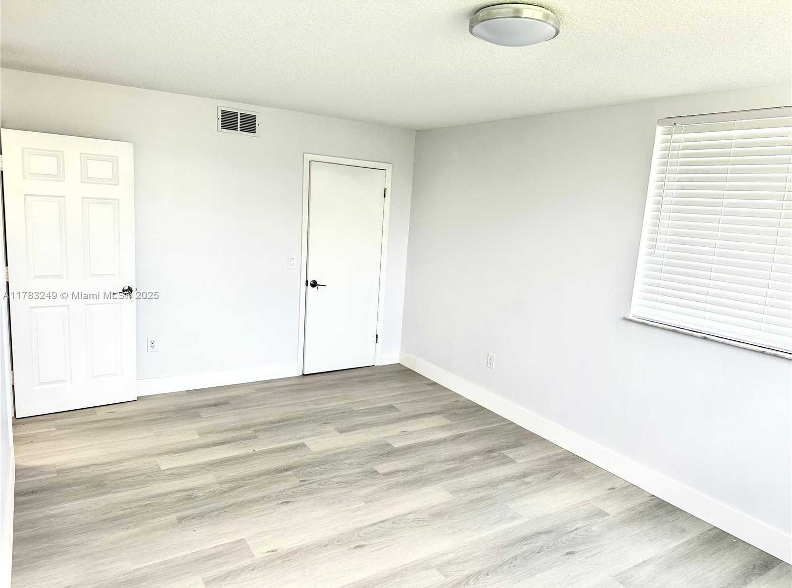 Small Image of 8373 LAKE DR #502, Doral Number 20