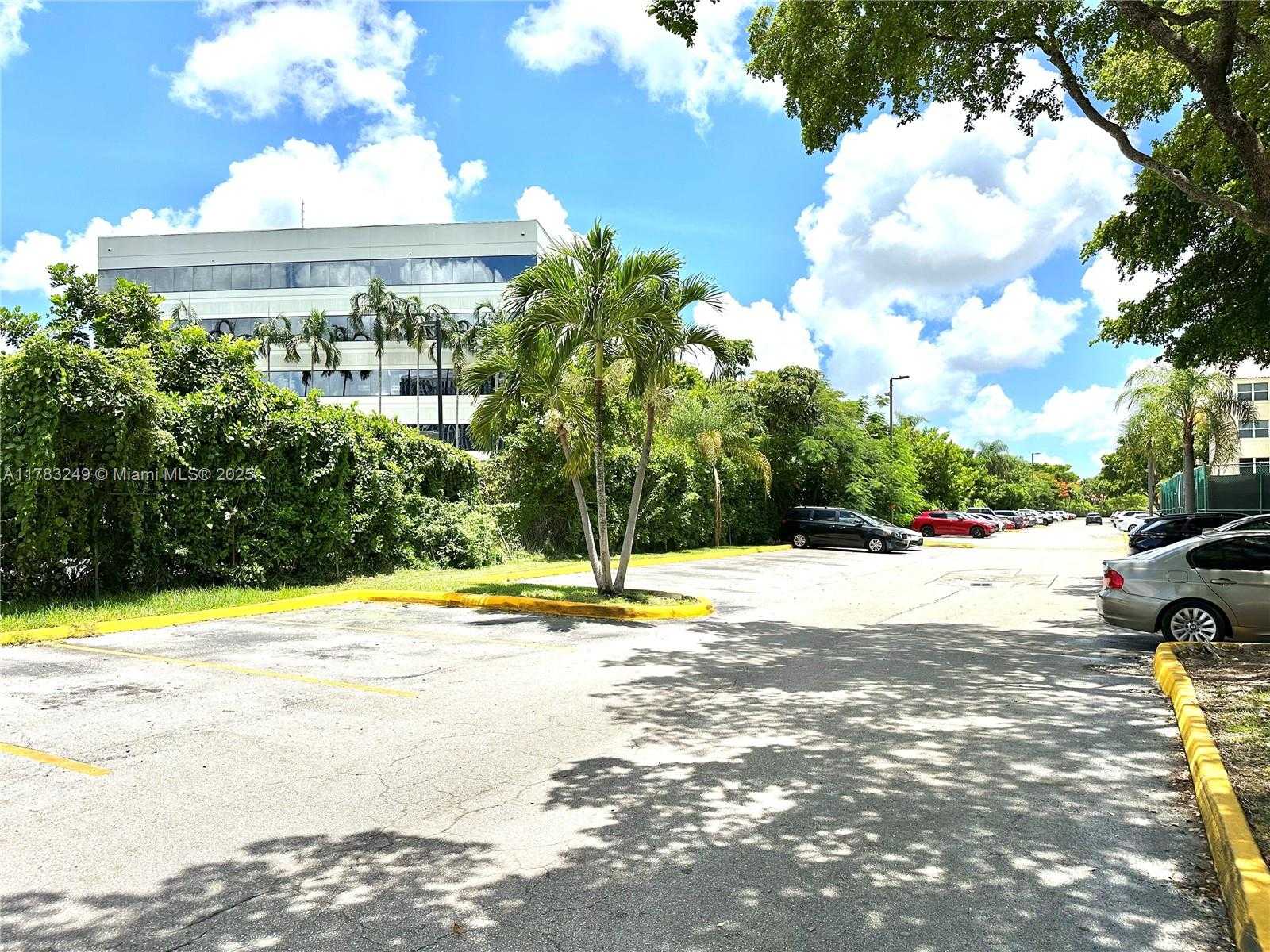 Small Image of 8373 LAKE DR #502, Doral Number 25