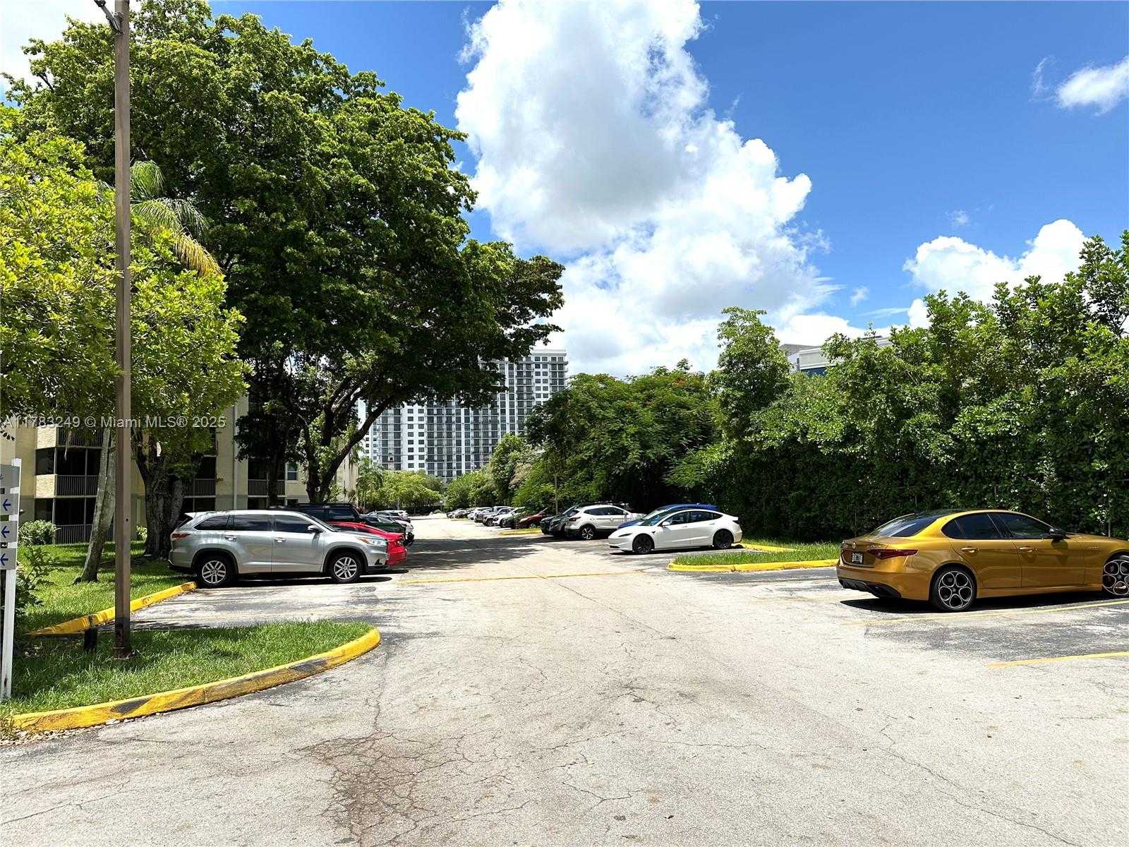 Small Image of 8373 LAKE DR #502, Doral Number 26