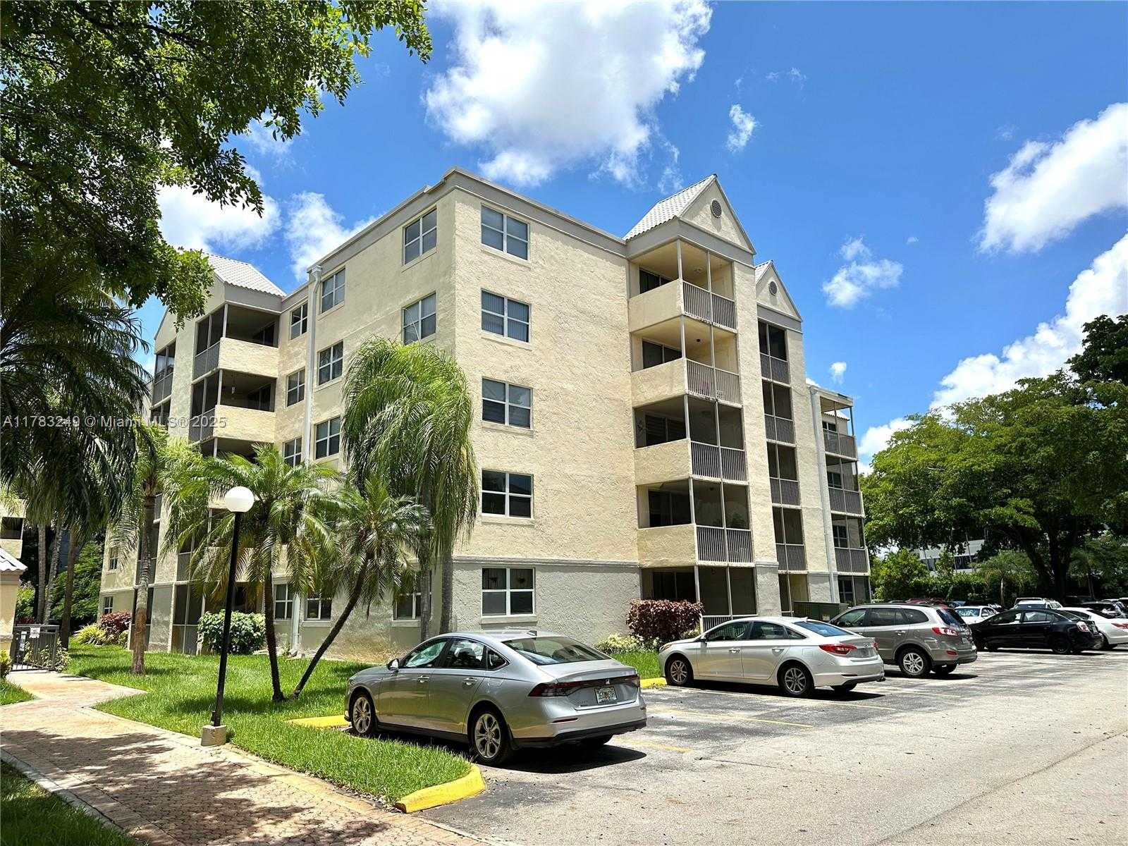 Small Image of 8373 LAKE DR #502, Doral Number 27
