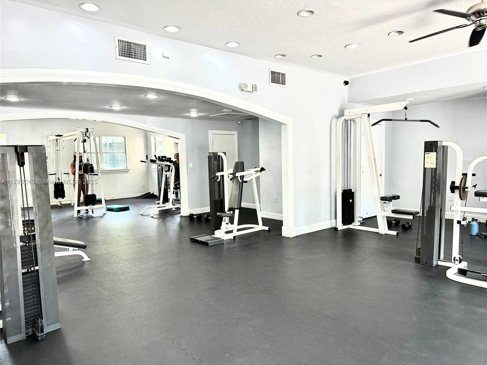 Small Image of 8373 LAKE DR #502, Doral Number 30