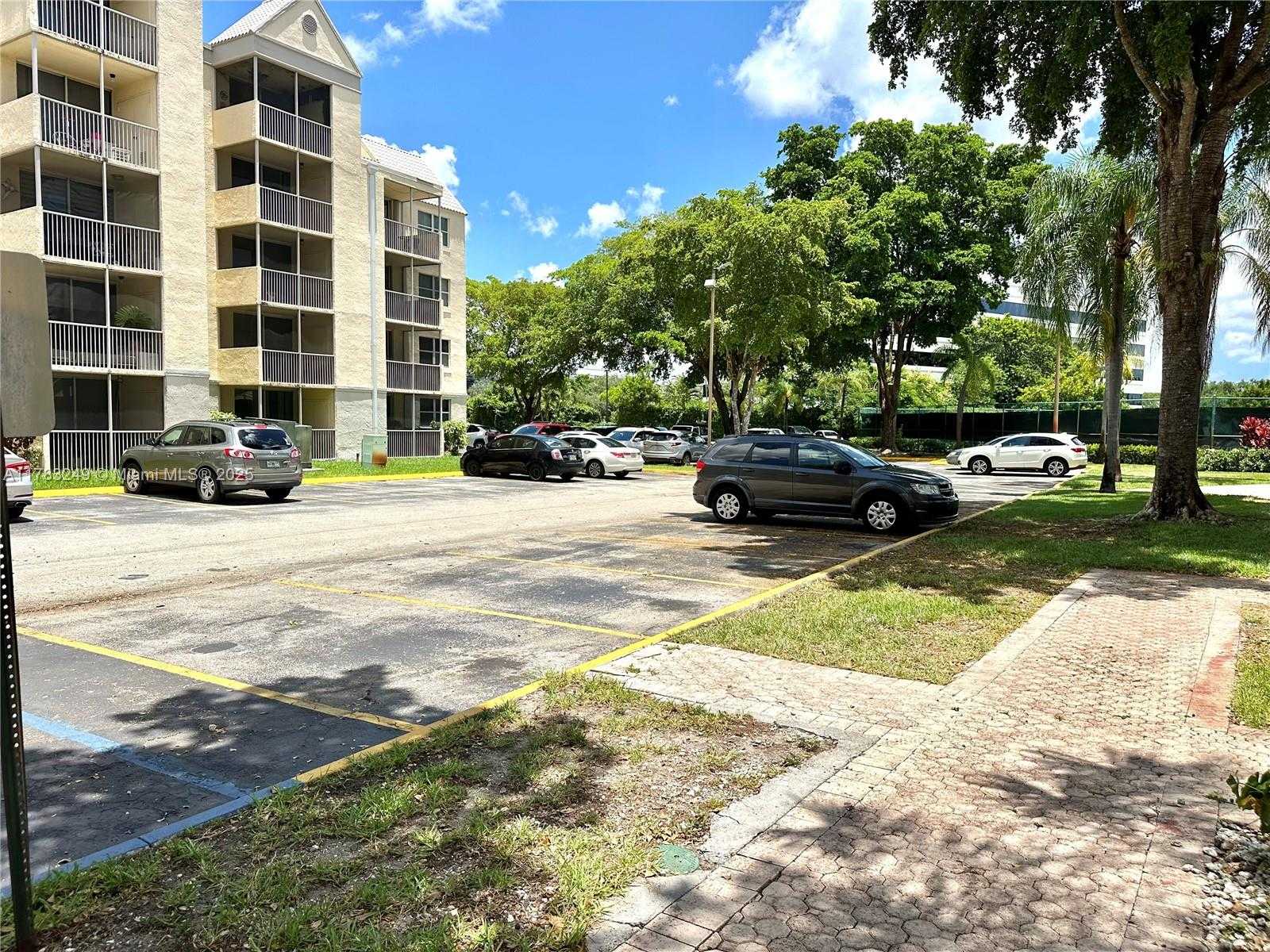 Small Image of 8373 LAKE DR #502, Doral Number 31