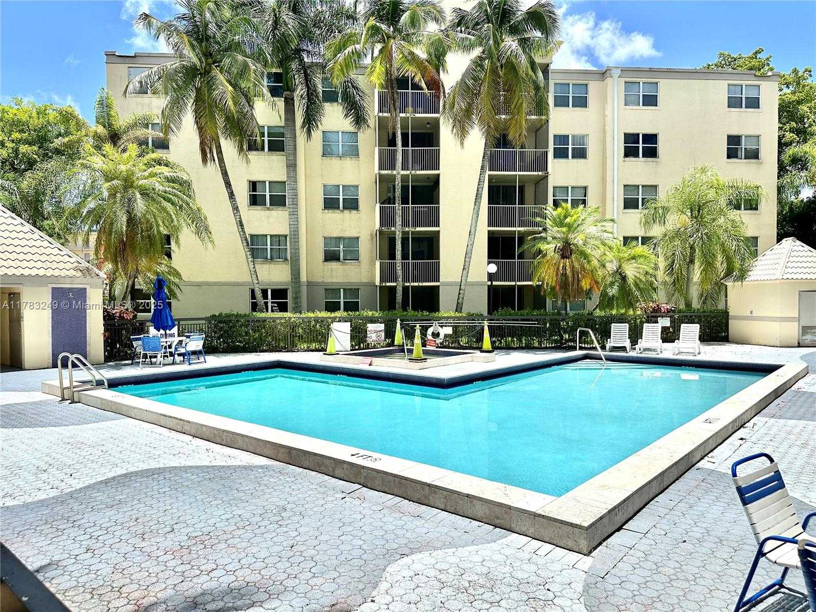 Small Image of 8373 LAKE DR #502, Doral Number 33