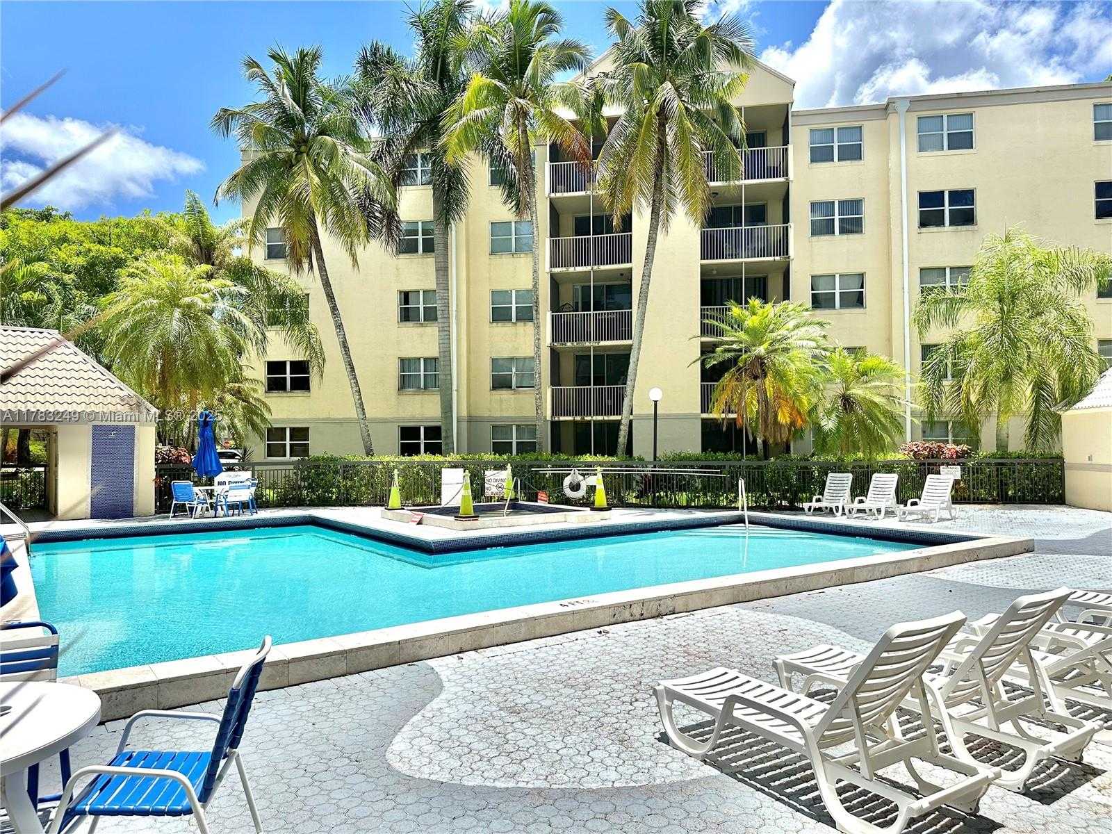 Small Image of 8373 LAKE DR #502, Doral Number 34