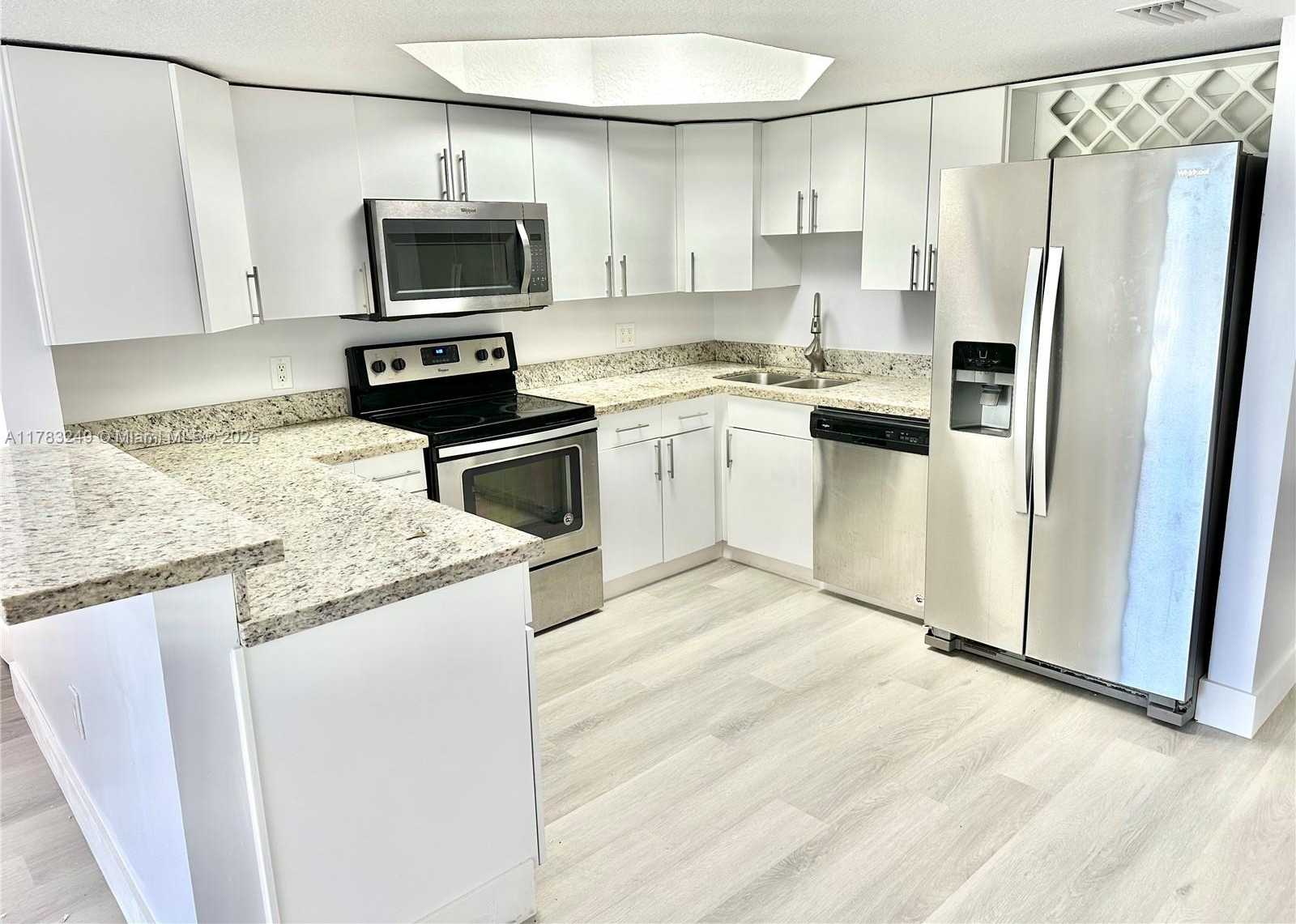 Small Image of 8373 LAKE DR #502, Doral Number 4