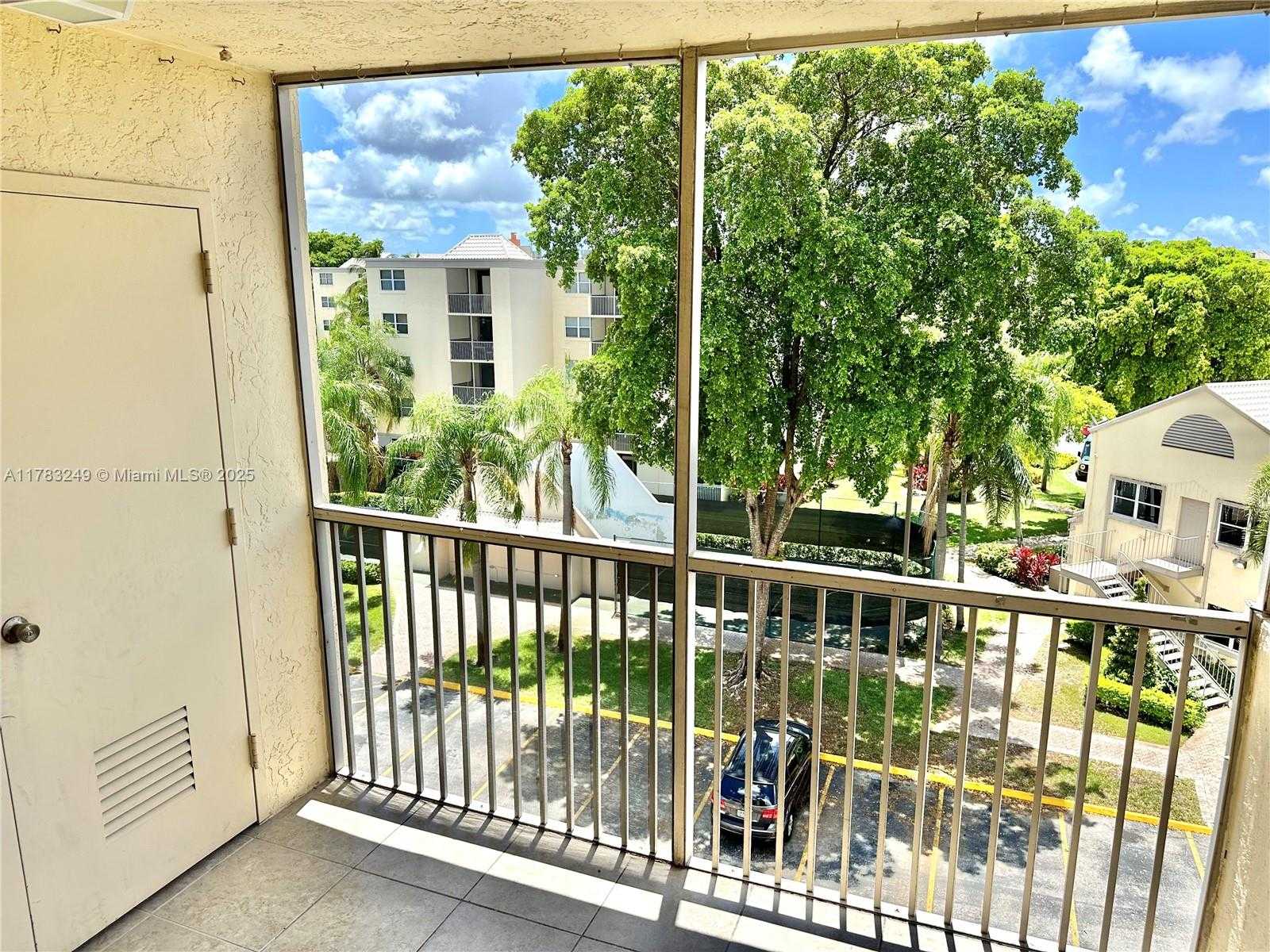 Small Image of 8373 LAKE DR #502, Doral Number 5