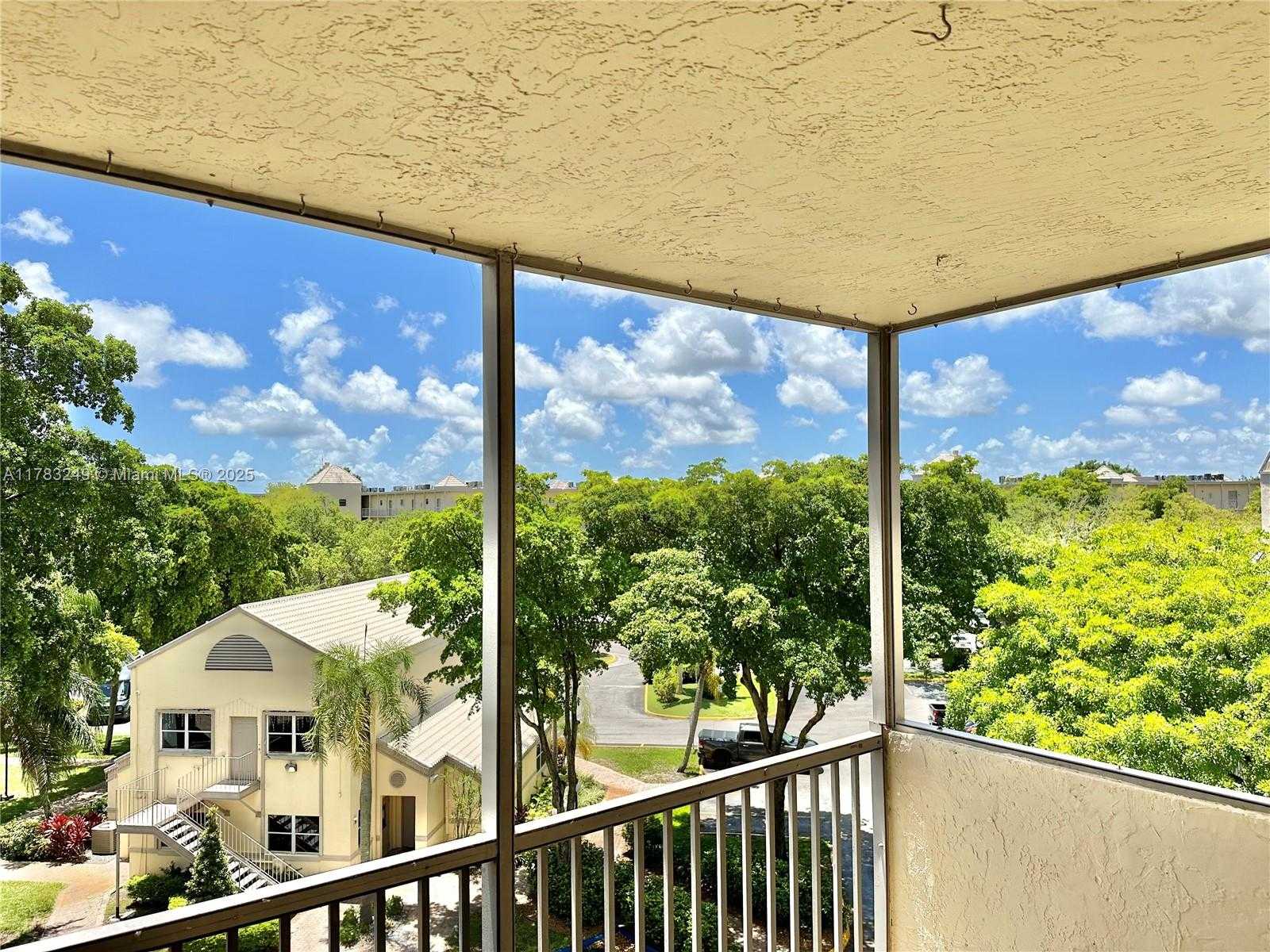 Small Image of 8373 LAKE DR #502, Doral Number 6
