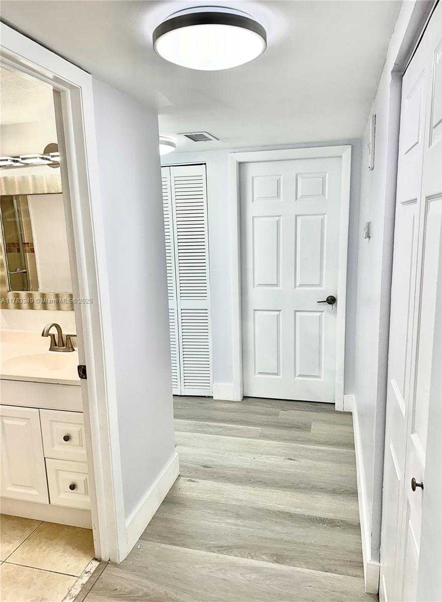 Small Image of 8373 LAKE DR #502, Doral Number 9