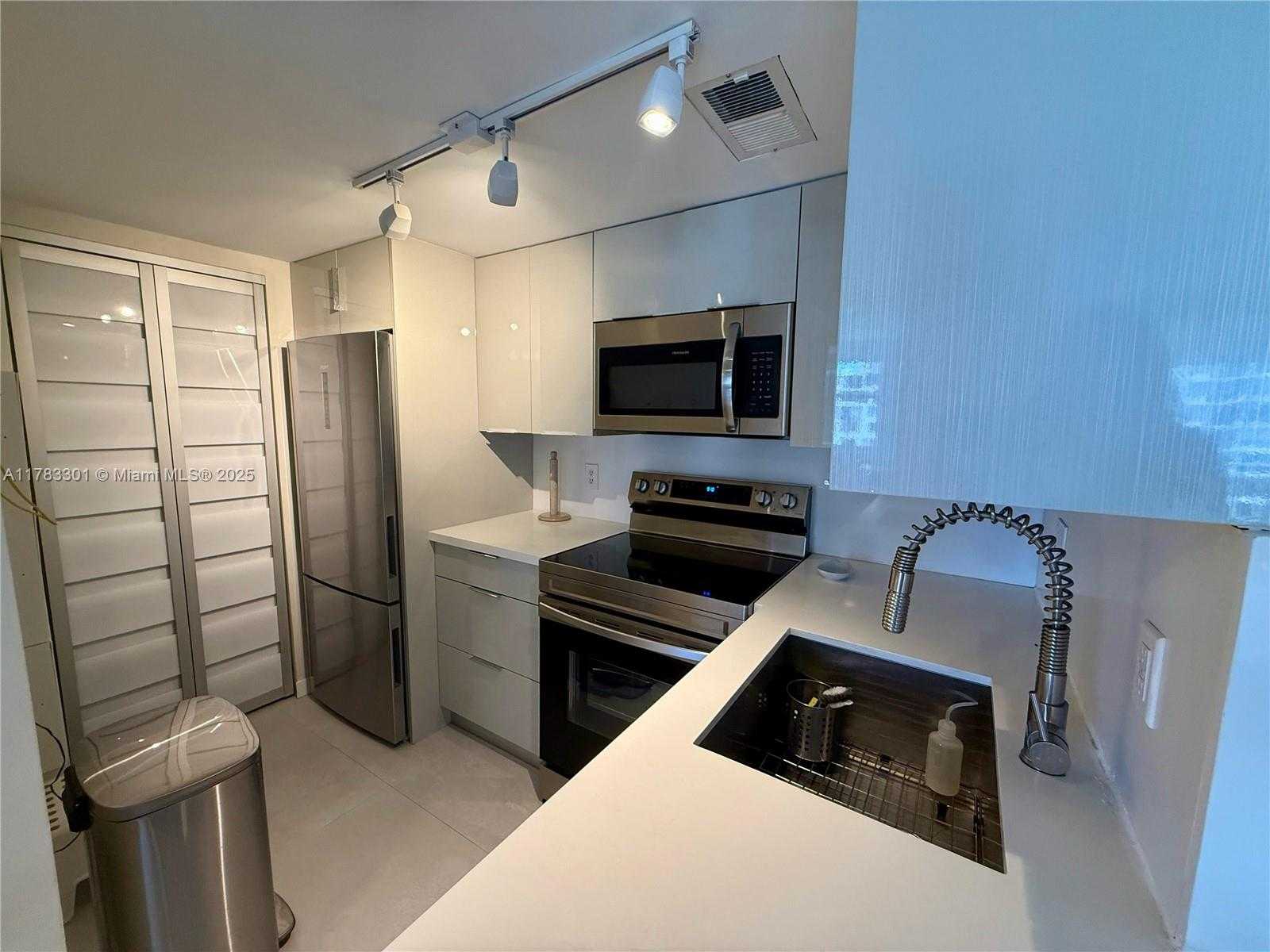 Small Image of 770 CLAUGHTON ISLAND DR #1805, Miami Number 8