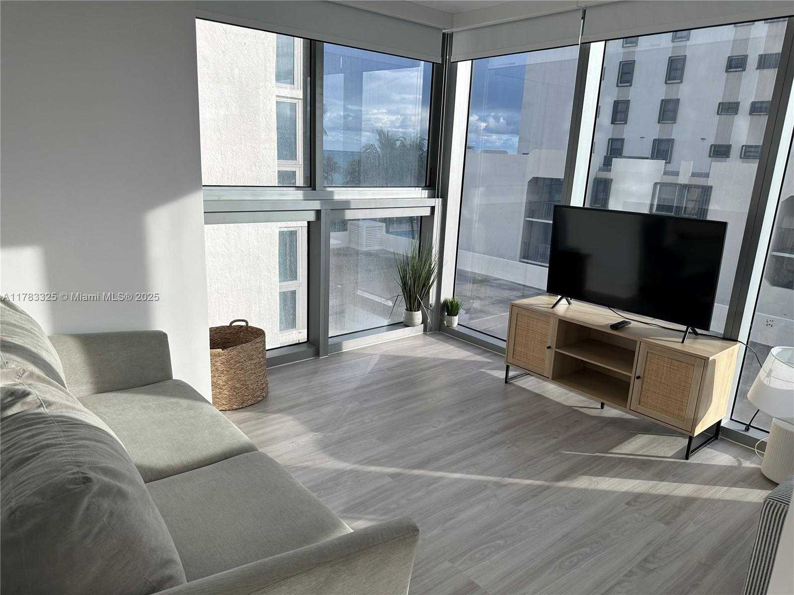 Small Image of 2655 COLLINS AVE #608, Miami Beach Number 6