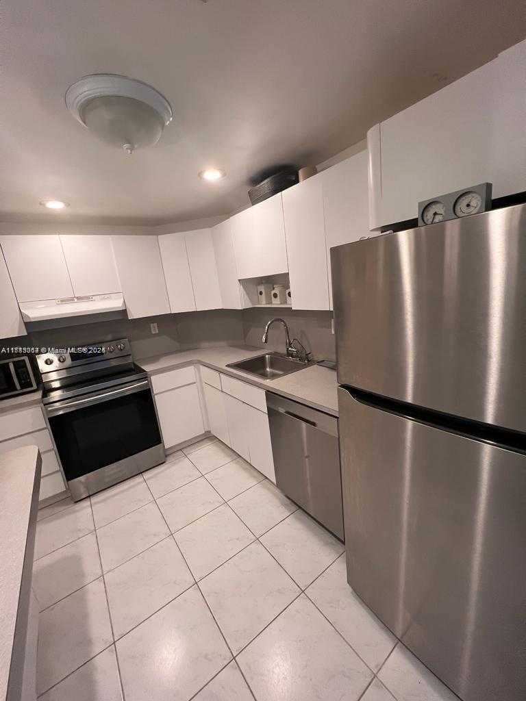 Small Image of 300 BAYVIEW DR #611, Sunny Isles Beach Number 2