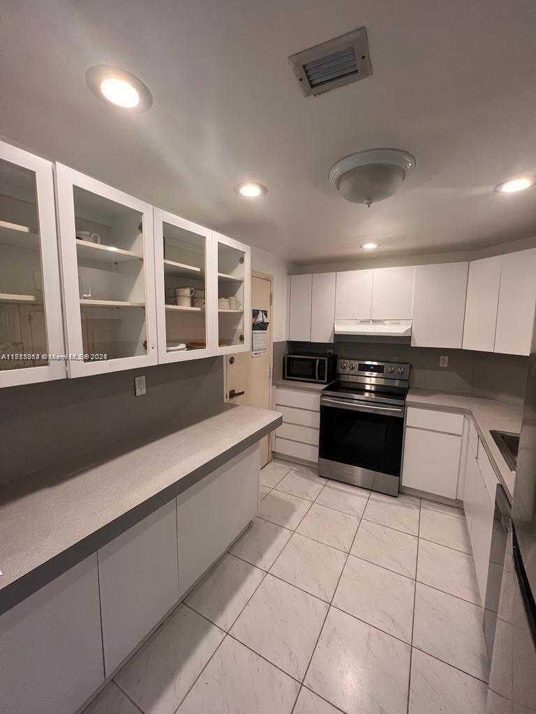 Small Image of 300 BAYVIEW DR #611, Sunny Isles Beach Number 3