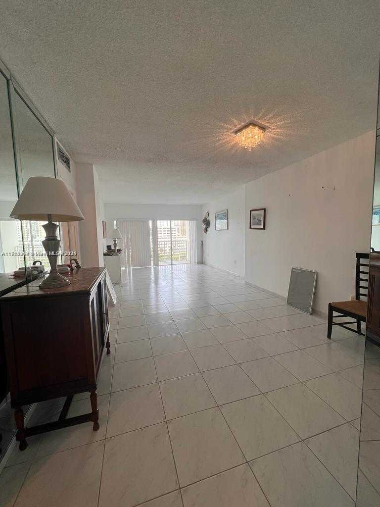 Small Image of 300 BAYVIEW DR #611, Sunny Isles Beach Number 5