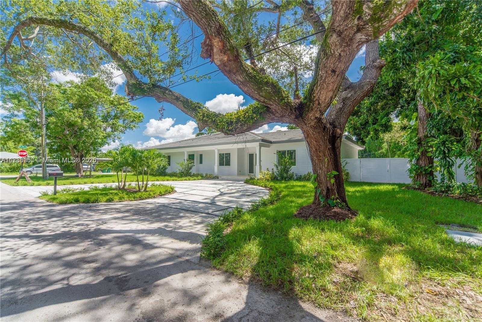 Small Image of 4405 SOUTH WEST 64TH CT, Miami Number 2