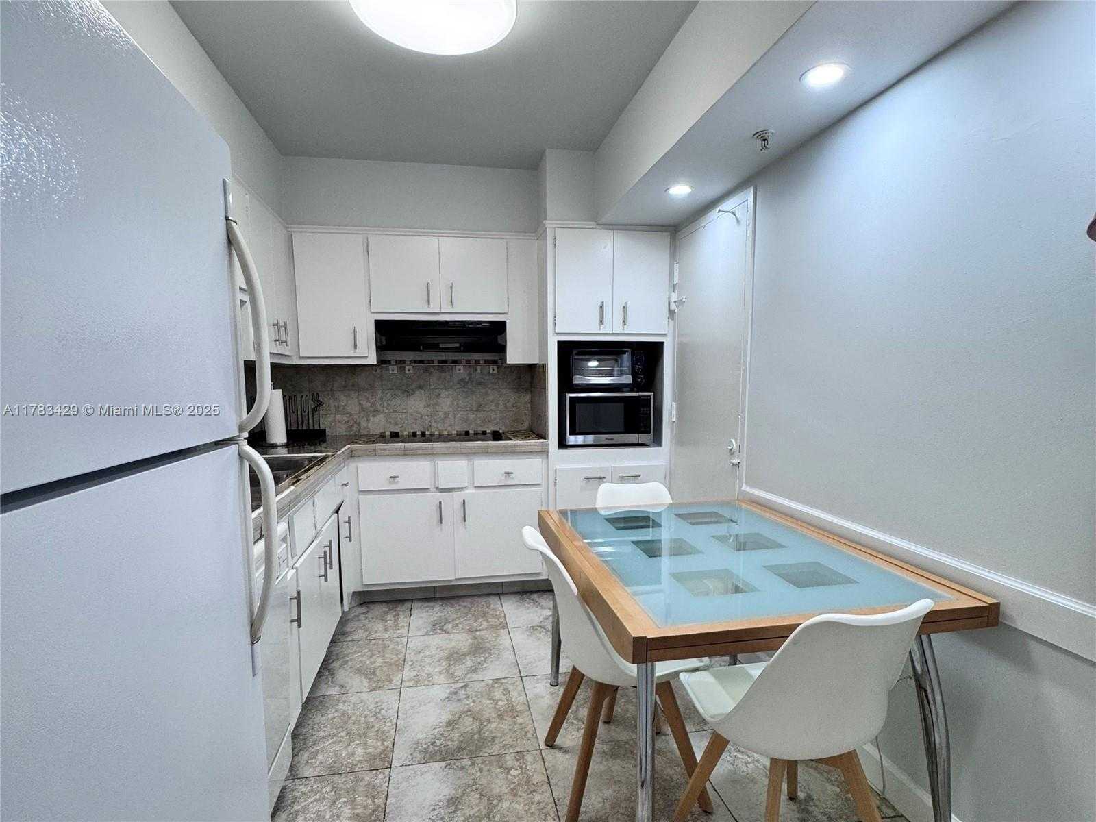 Small Image of 400 KINGS POINT DR #530, Sunny Isles Beach Number 5