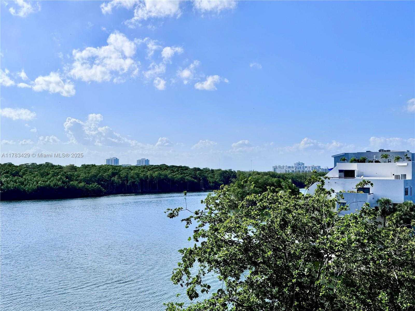 Small Image of 400 KINGS POINT DR #530, Sunny Isles Beach Number 8