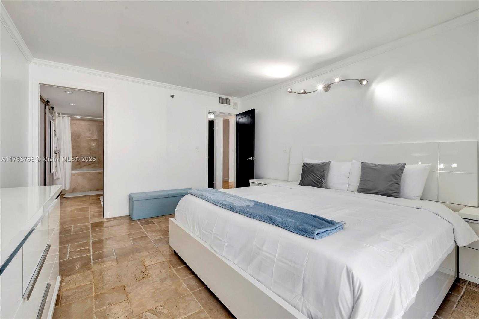 Small Image of 2401 COLLINS AVE #1411, Miami Beach Number 21