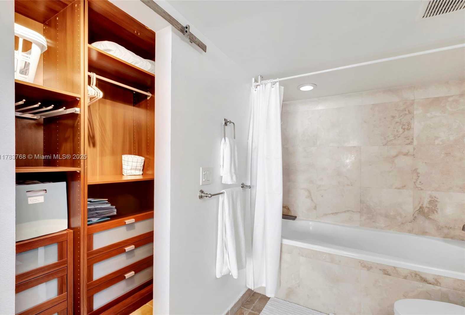 Small Image of 2401 COLLINS AVE #1411, Miami Beach Number 23