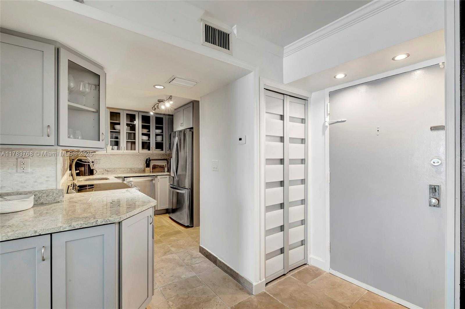 Small Image of 2401 COLLINS AVE #1411, Miami Beach Number 3