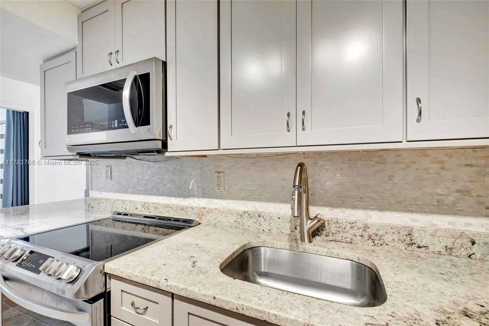 Small Image of 2401 COLLINS AVE #1411, Miami Beach Number 6