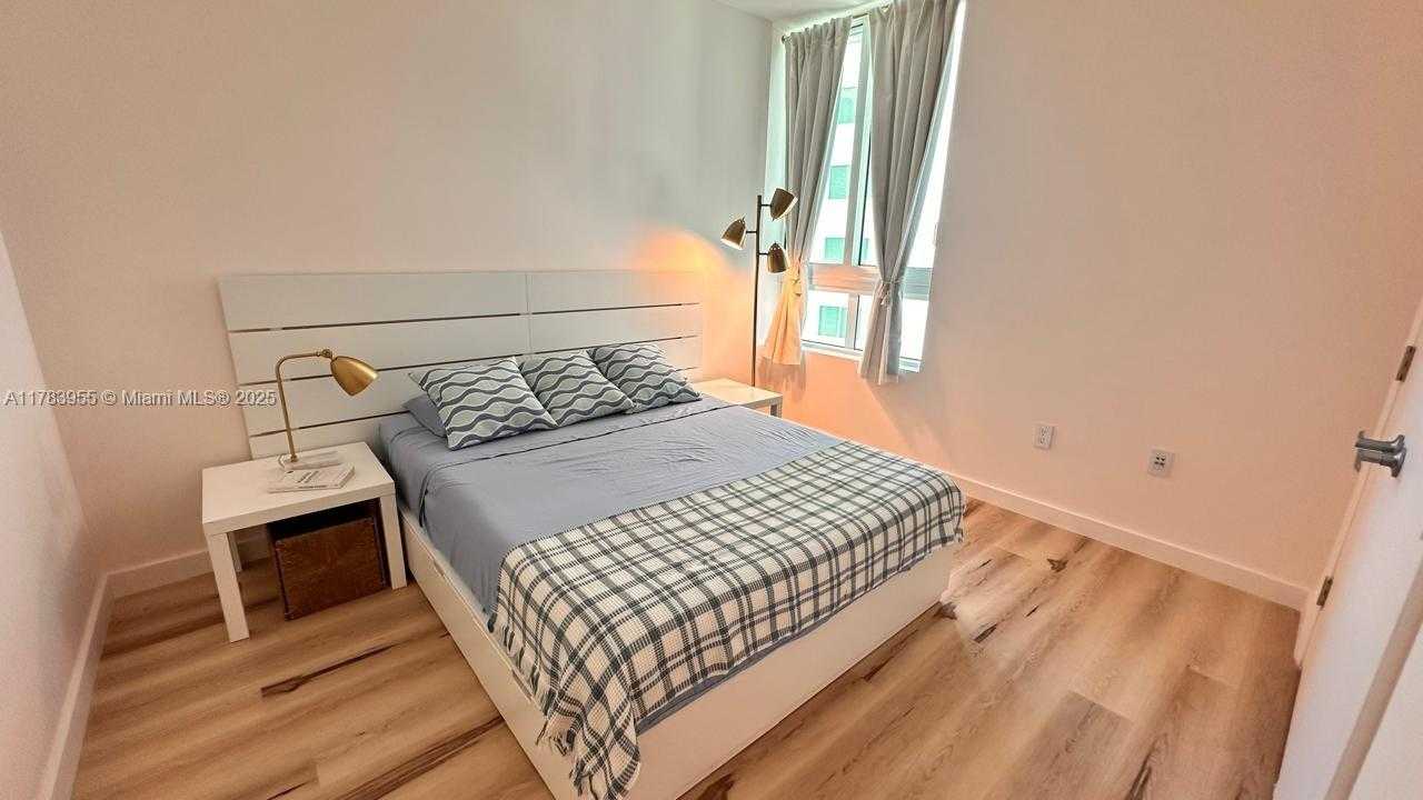 Small Image of 1900 N BAYSHORE DR #2403, Miami Number 10