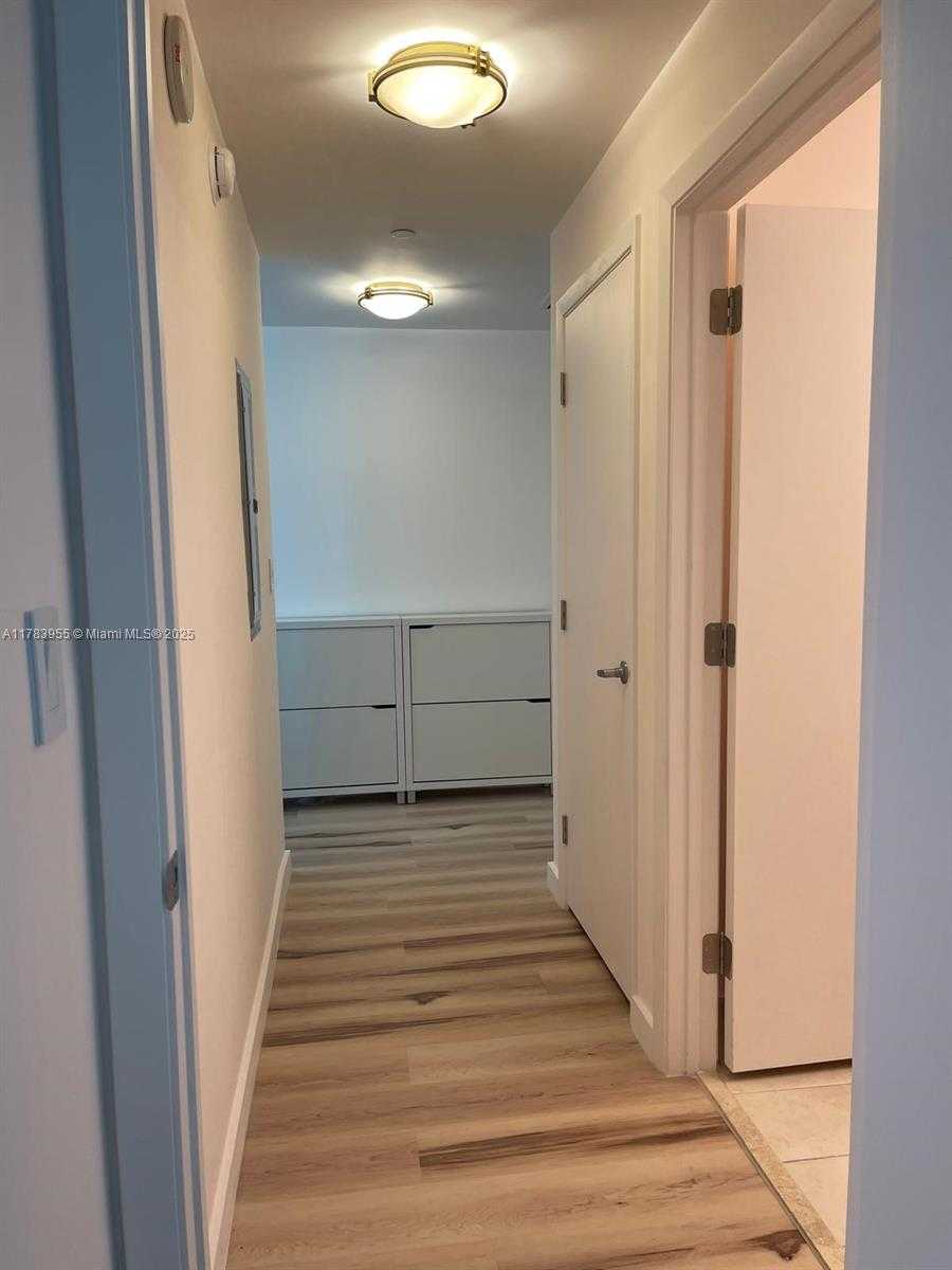 Small Image of 1900 N BAYSHORE DR #2403, Miami Number 13