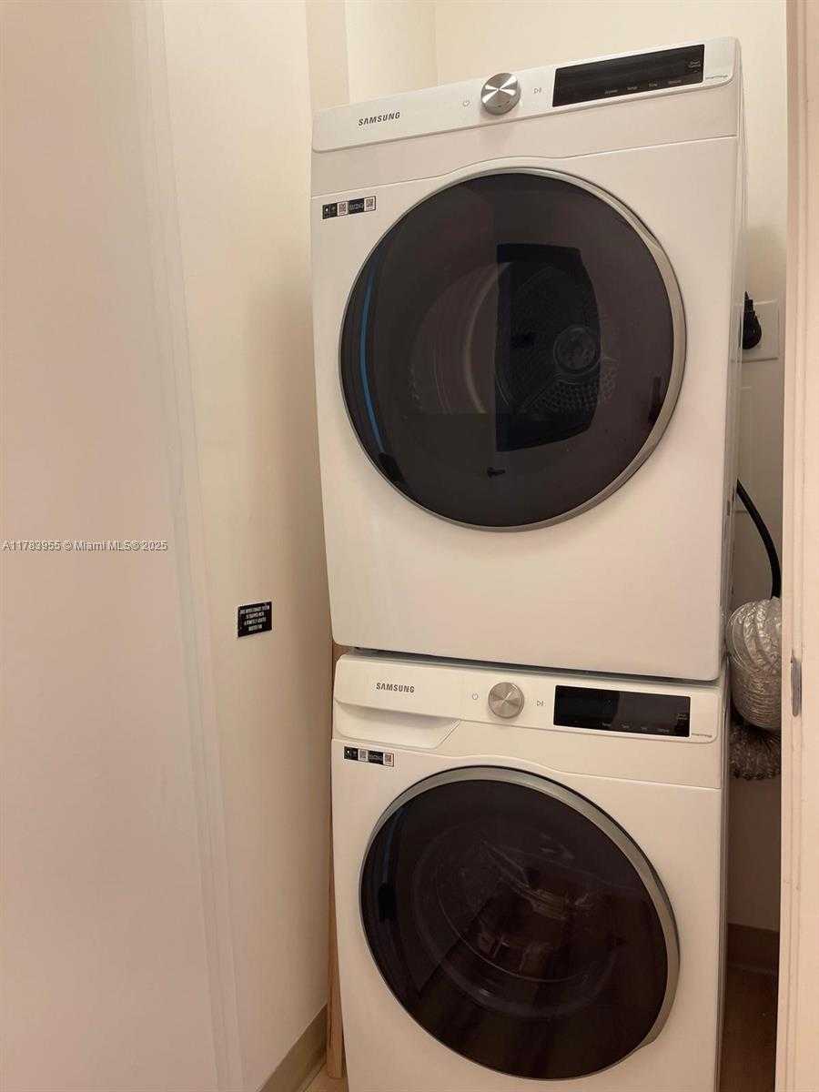 Small Image of 1900 N BAYSHORE DR #2403, Miami Number 15