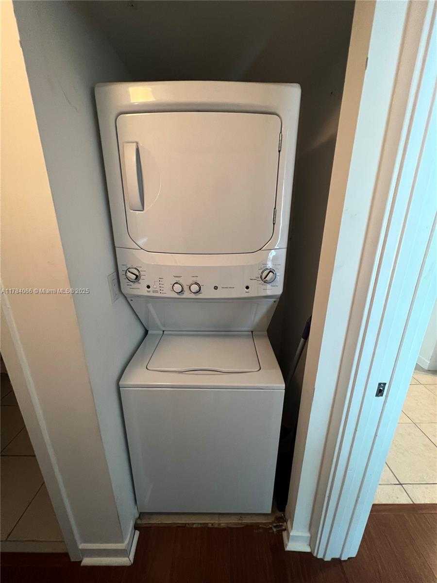 Small Image of 325 SOUTH BISCAYNE BLVD #1218, Miami Number 5