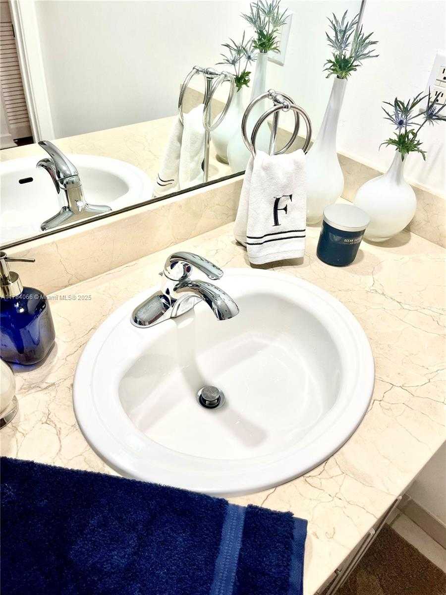 Small Image of 325 SOUTH BISCAYNE BLVD #1218, Miami Number 6