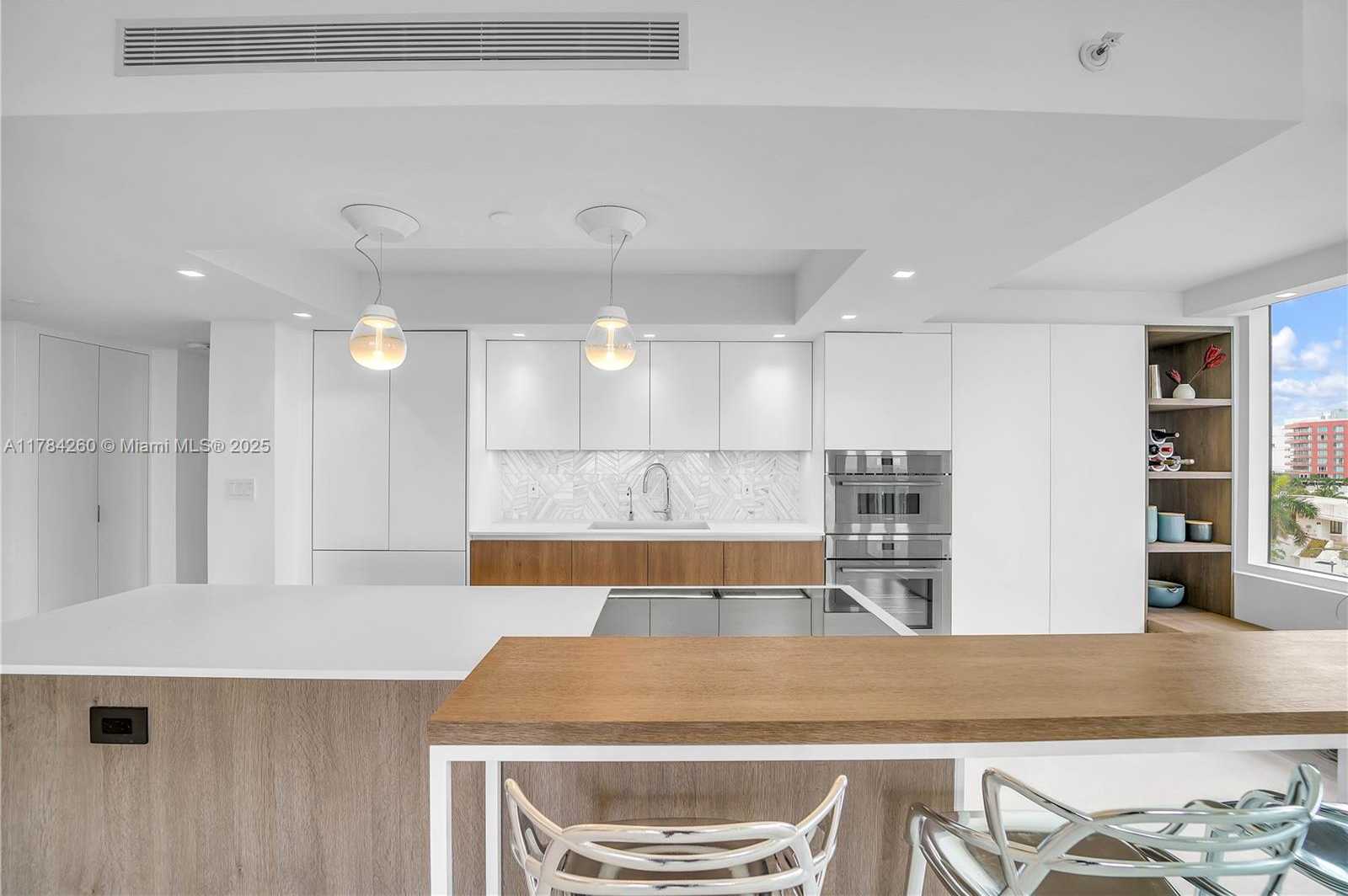 Small Image of 400 SOUTH POINTE DR #604, Miami Beach Number 11