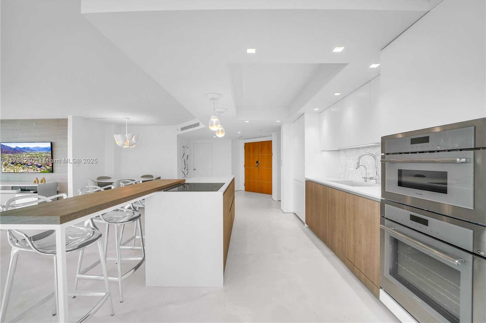Small Image of 400 SOUTH POINTE DR #604, Miami Beach Number 13