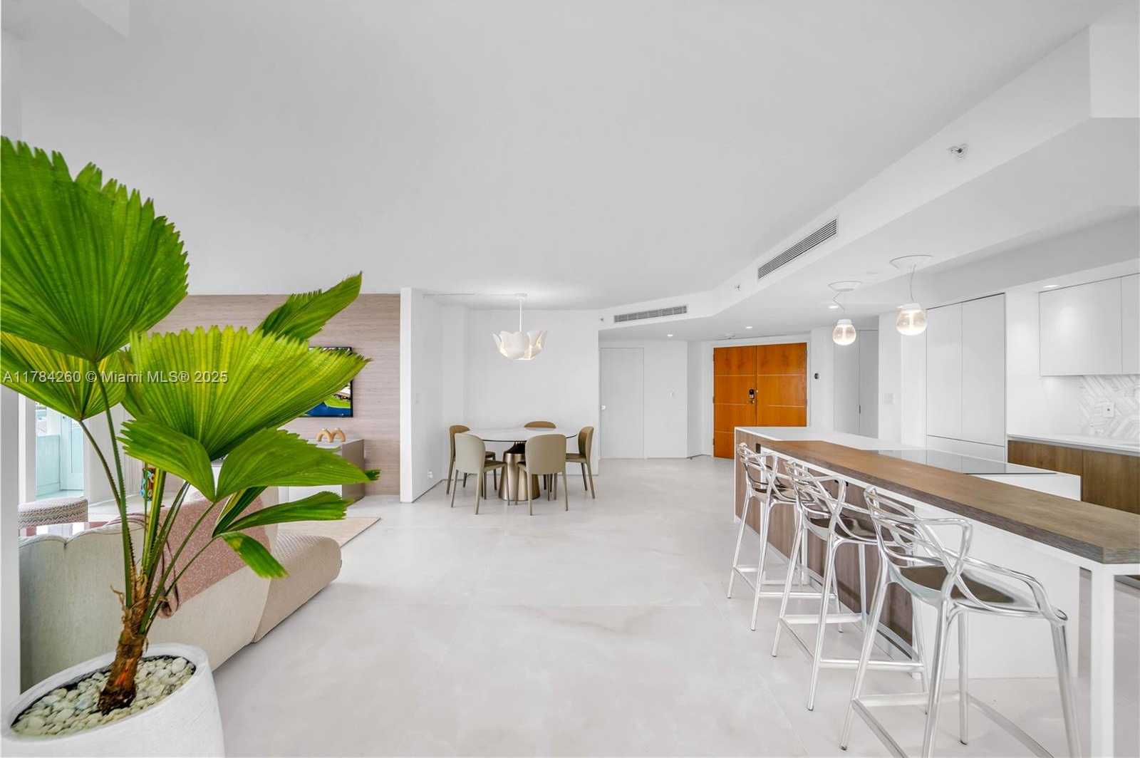 Small Image of 400 SOUTH POINTE DR #604, Miami Beach Number 14