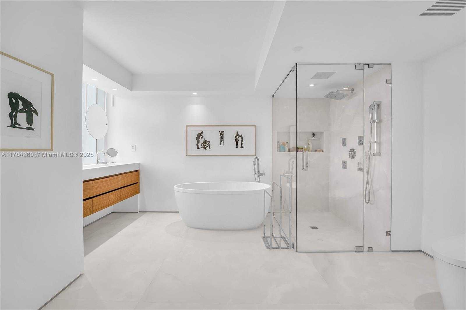 Small Image of 400 SOUTH POINTE DR #604, Miami Beach Number 25