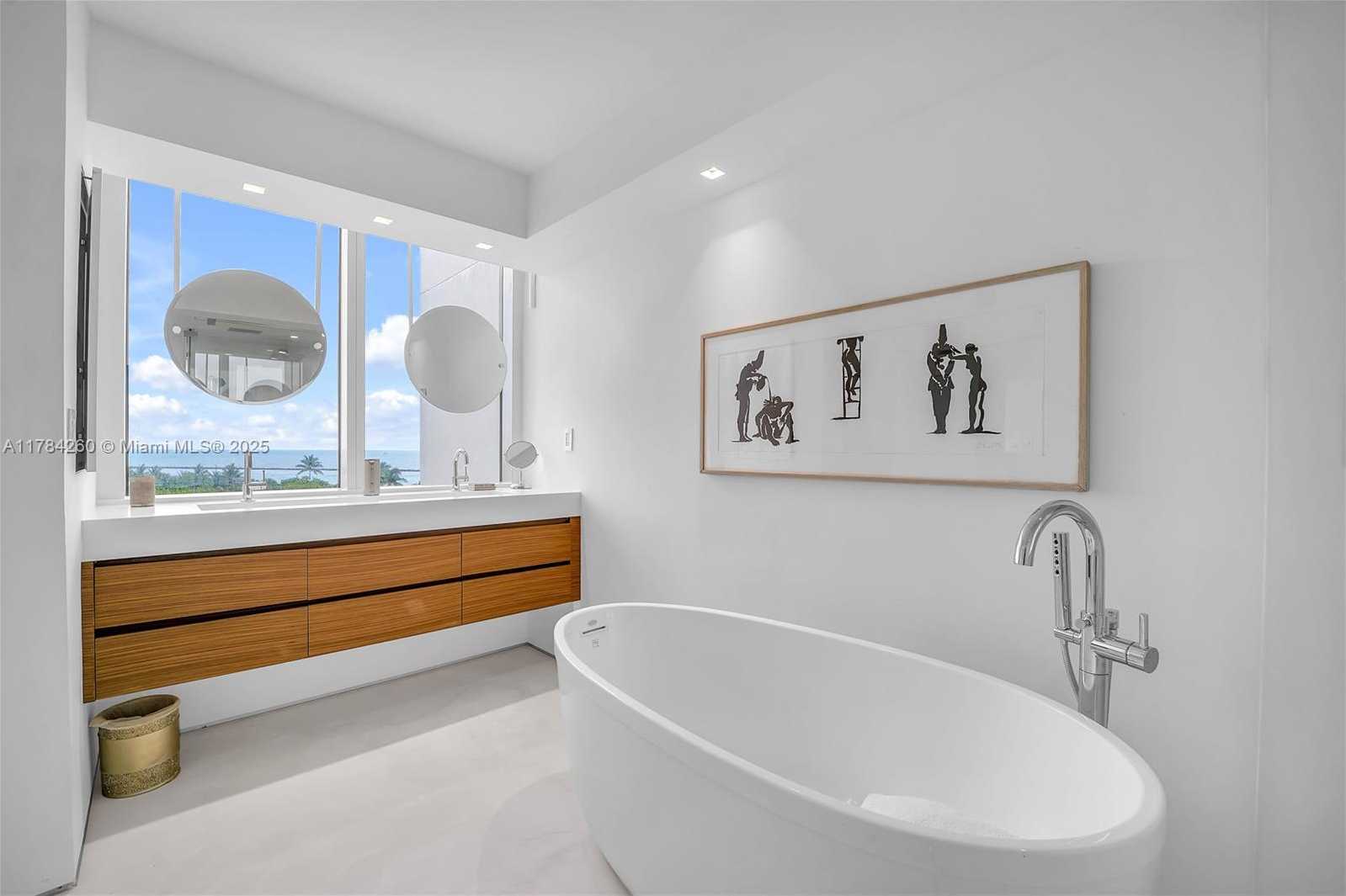 Small Image of 400 SOUTH POINTE DR #604, Miami Beach Number 26