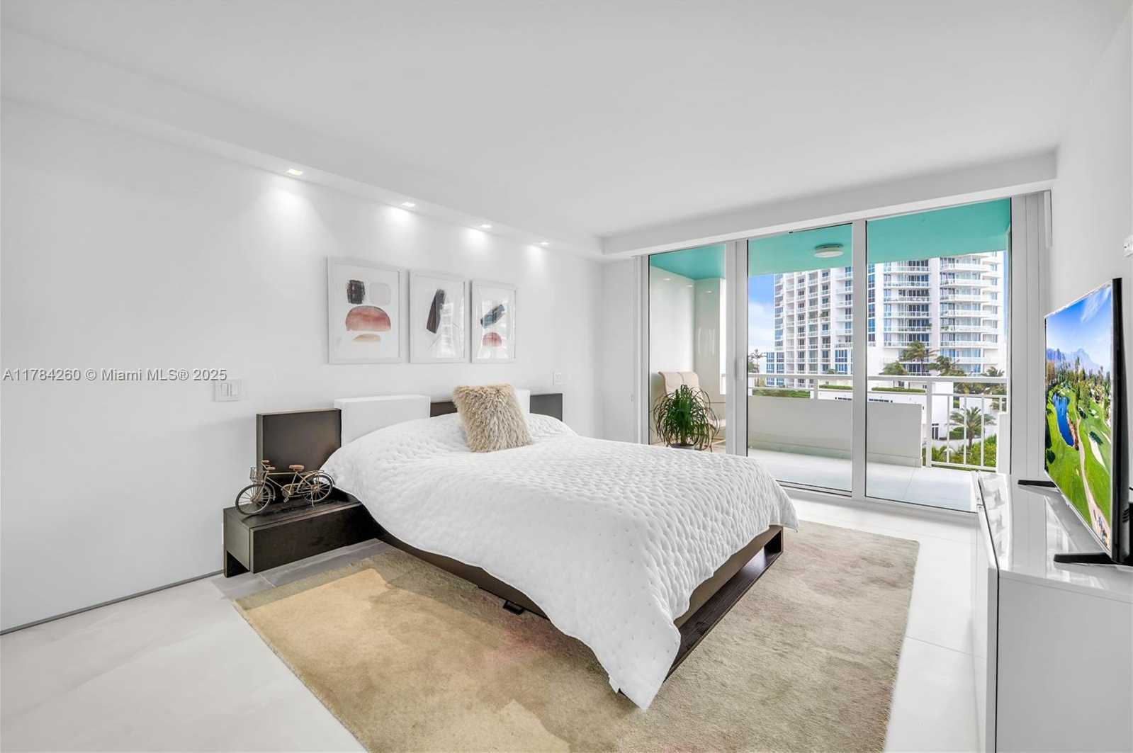 Small Image of 400 SOUTH POINTE DR #604, Miami Beach Number 27