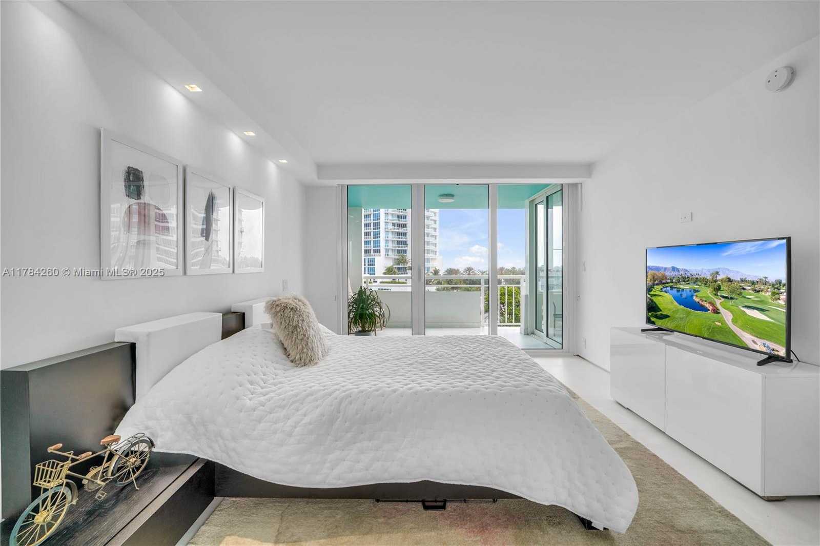 Small Image of 400 SOUTH POINTE DR #604, Miami Beach Number 28