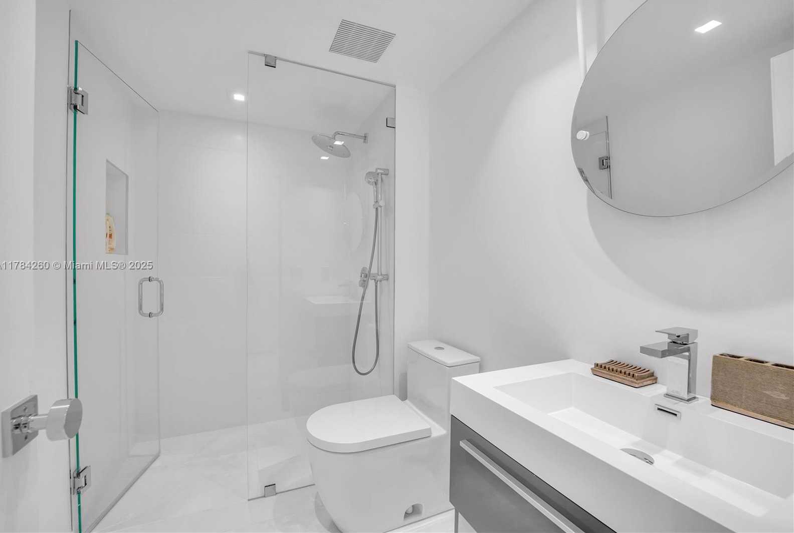 Small Image of 400 SOUTH POINTE DR #604, Miami Beach Number 30