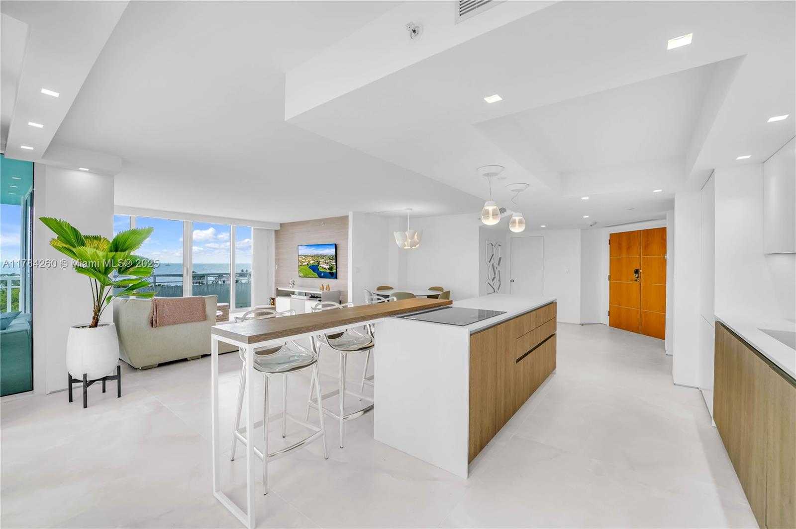 Small Image of 400 SOUTH POINTE DR #604, Miami Beach Number 4