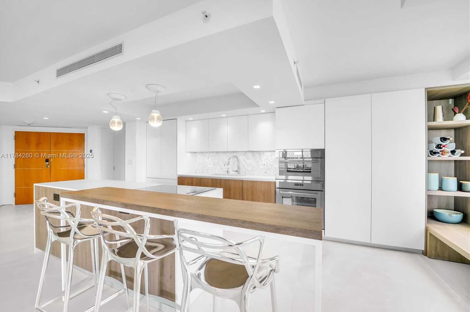 Small Image of 400 SOUTH POINTE DR #604, Miami Beach Number 5