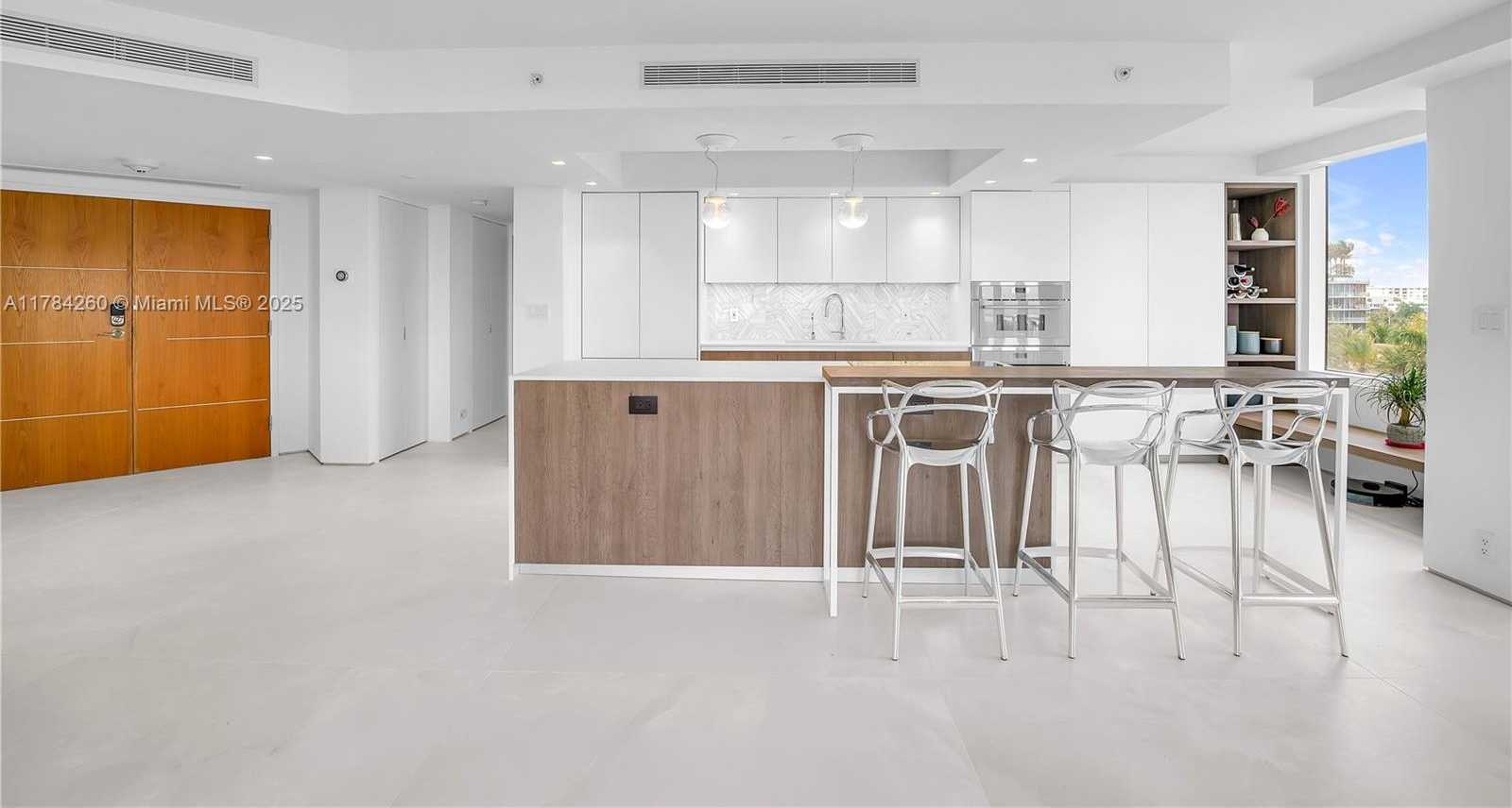 Small Image of 400 SOUTH POINTE DR #604, Miami Beach Number 6