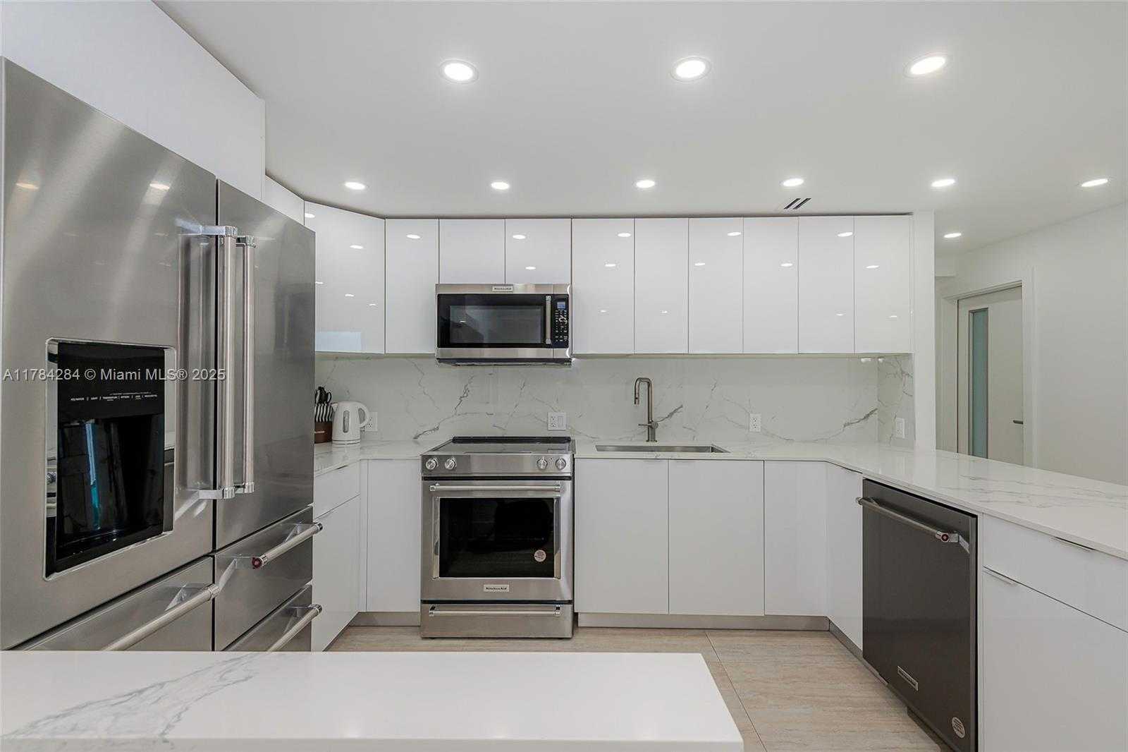 Small Image of 100 BAYVIEW DR #825, Sunny Isles Beach Number 10