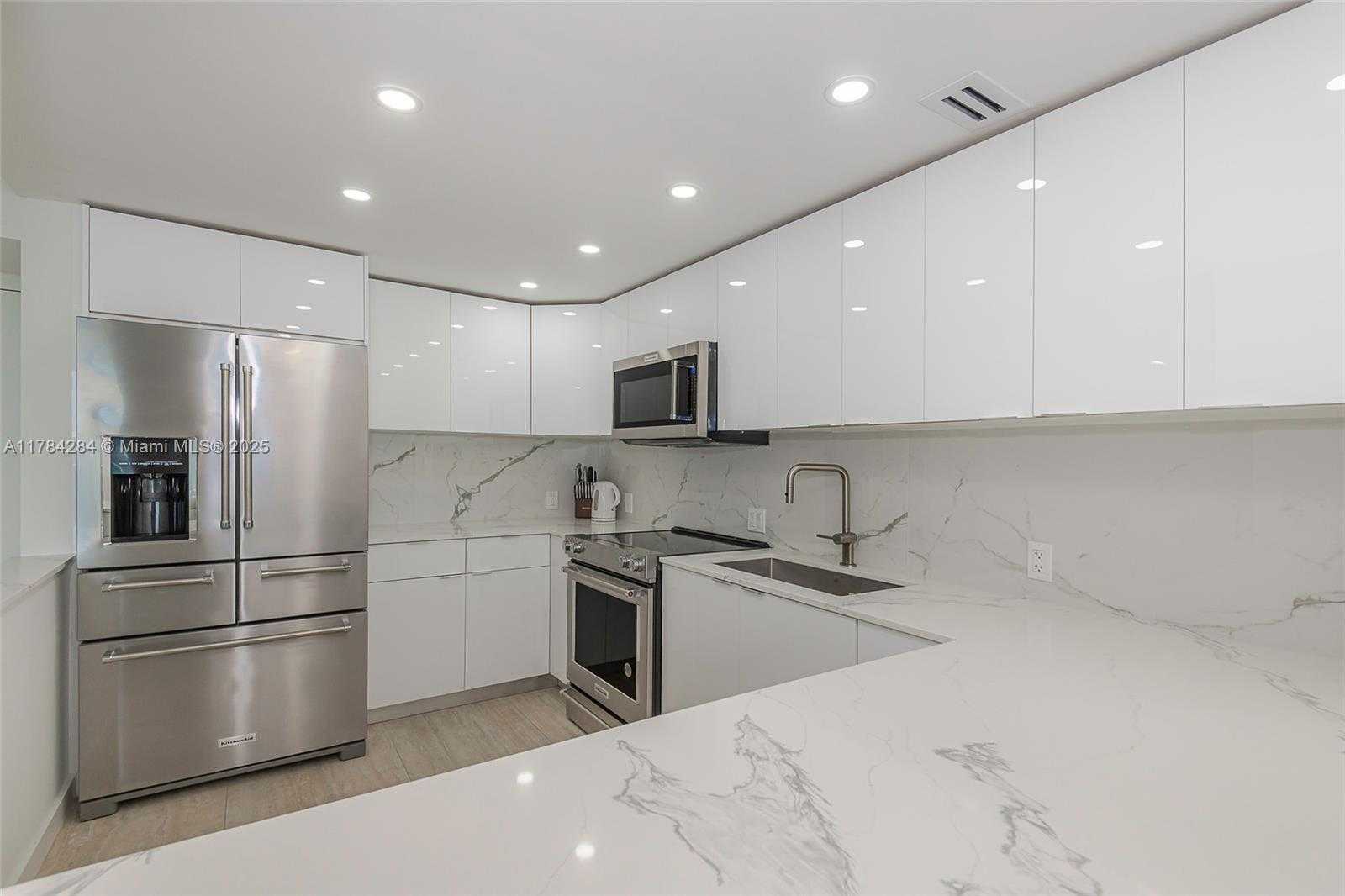 Small Image of 100 BAYVIEW DR #825, Sunny Isles Beach Number 11