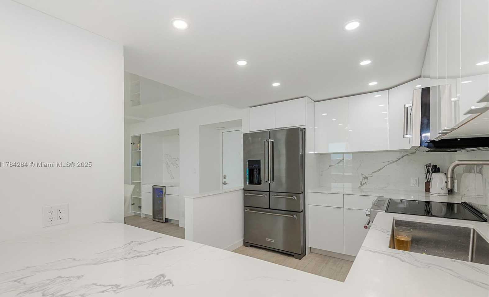Small Image of 100 BAYVIEW DR #825, Sunny Isles Beach Number 12