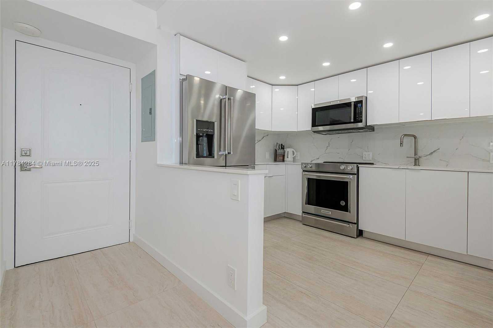 Small Image of 100 BAYVIEW DR #825, Sunny Isles Beach Number 13