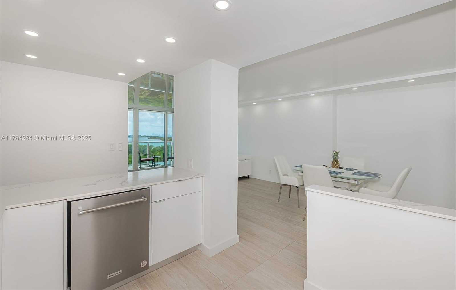 Small Image of 100 BAYVIEW DR #825, Sunny Isles Beach Number 14
