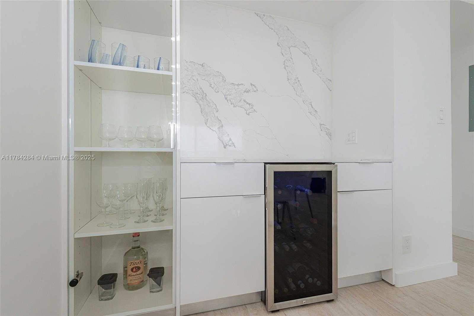 Small Image of 100 BAYVIEW DR #825, Sunny Isles Beach Number 15
