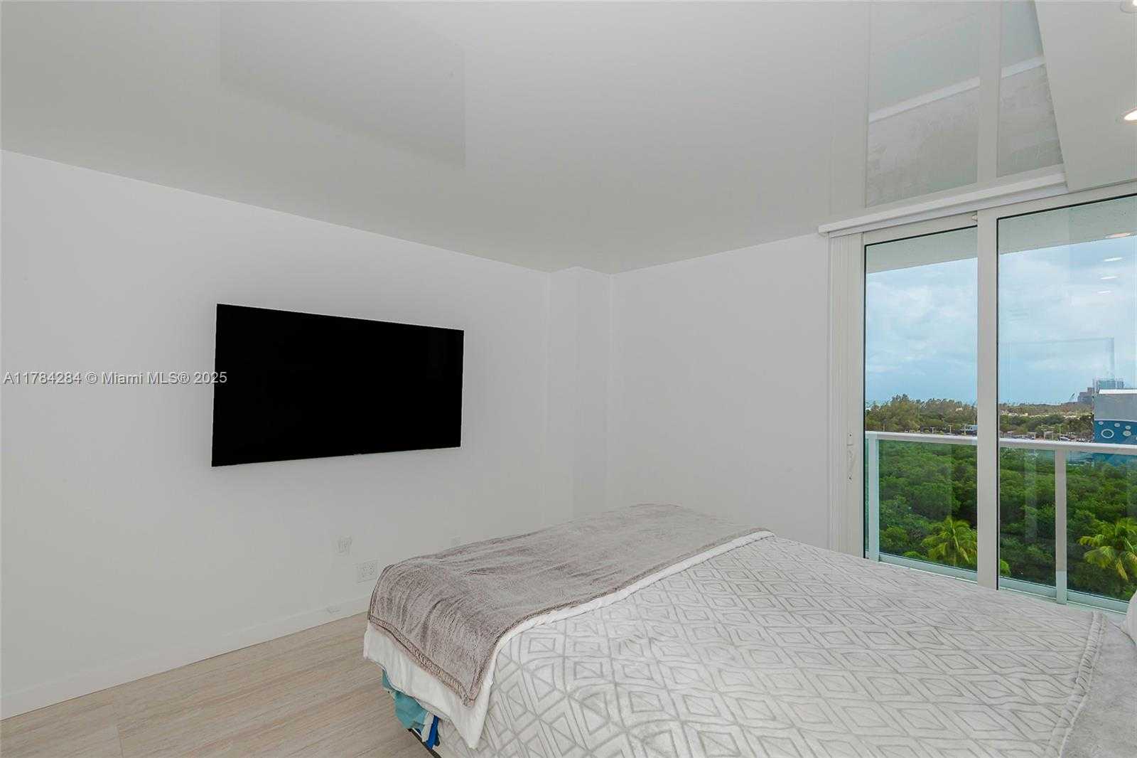 Small Image of 100 BAYVIEW DR #825, Sunny Isles Beach Number 16